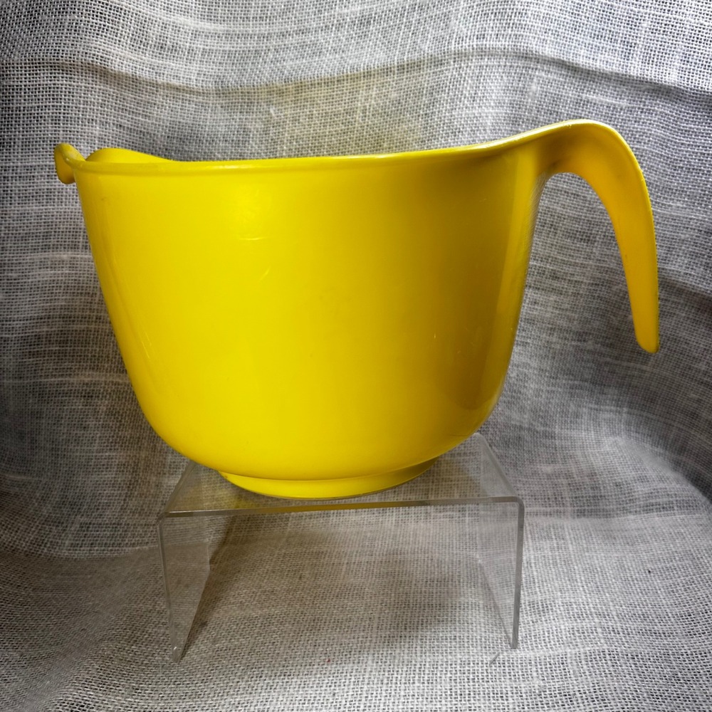 Vintage Rubbermaid Yellow Mixing Bowl with Handle  Pour Spout 2663 Retro 1970s